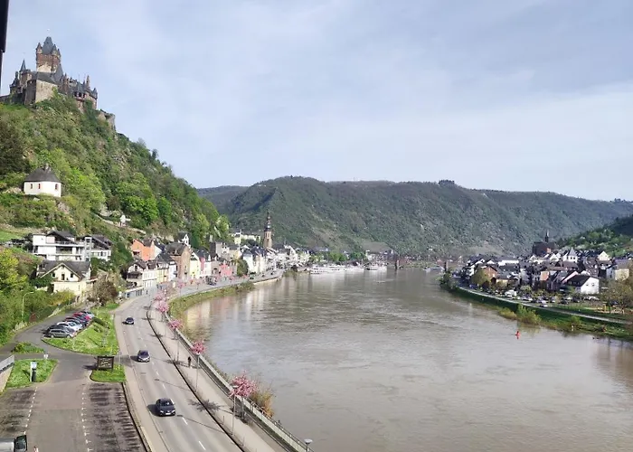 Panorama Oase Ferienwohnung Mit Blick Auf Mosel Und Reichsburg